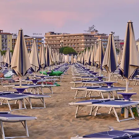Lido Dei Pini Modern Escape דירה ביביונה